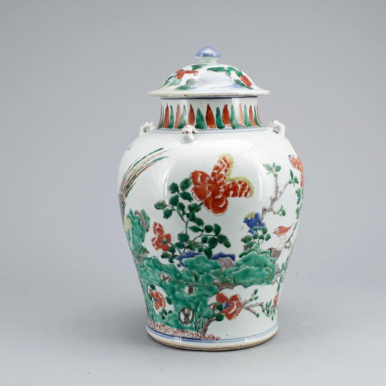 URNA, porslin, Kina, sannolikt Transition (1621 - 1684).