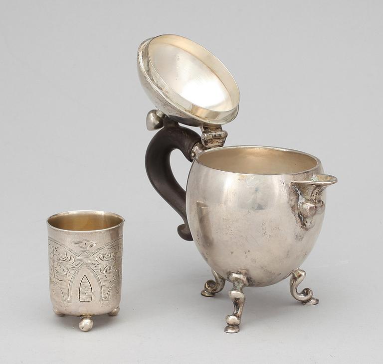 MOCCAKANNA samt BÄGARE, silver,  bla Ryssland, 1800-tal. Total vikt ca 335 g.
