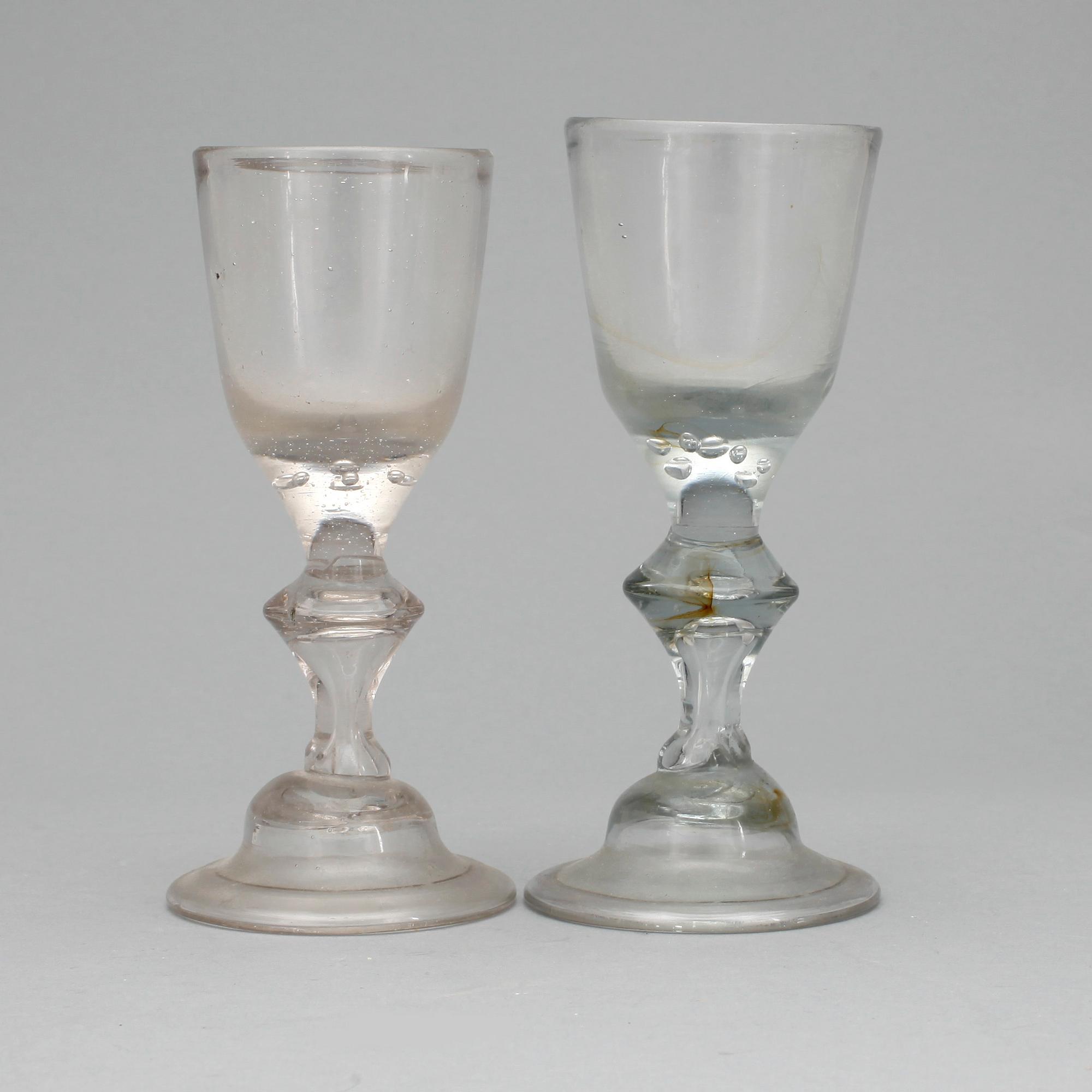 GLAS, ett par, Hessisk typ, 1700-tal.