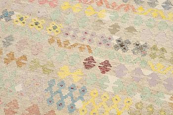 A kilim rug, c. 250 x 201 cm.