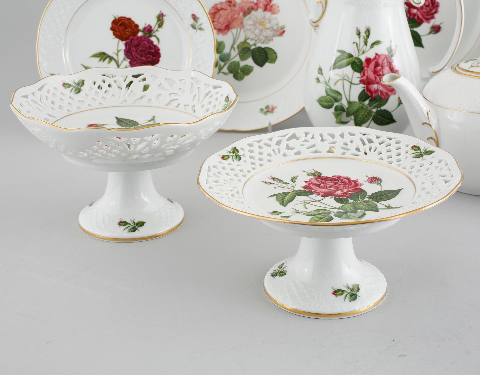 SERVIS, 107 delar, porslin, "Les roses classiques", fyrklövern, 1900-talets andra hälft.