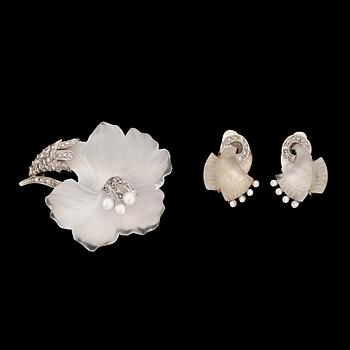 897. A set of earrings and brooch in carved rockcrystal, pearls and rose-cut diamonds.