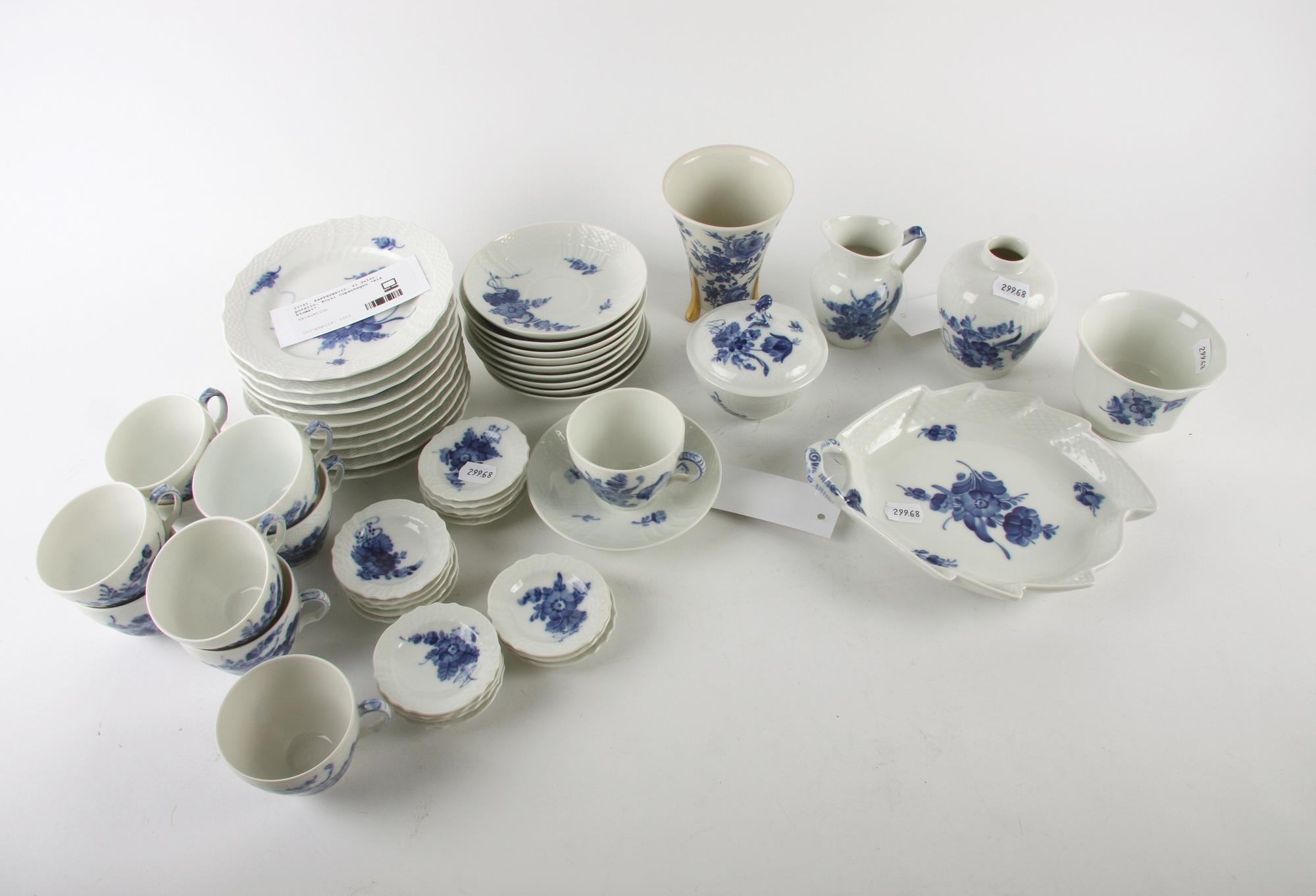 KAFFESERVIS, 42 delar, porslin, Royal Copenhagen "Blå blomst".