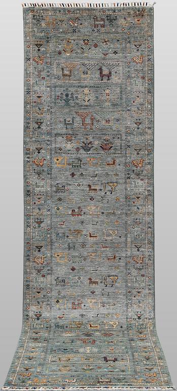 A Zigler Design runner carpet, 295 x 80 cm.