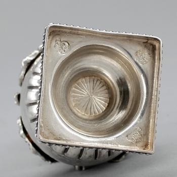 STRÖARE, ett par snarlika, silver, oidentifierade stämplar, omkring 1900. Vikt ca 110g.