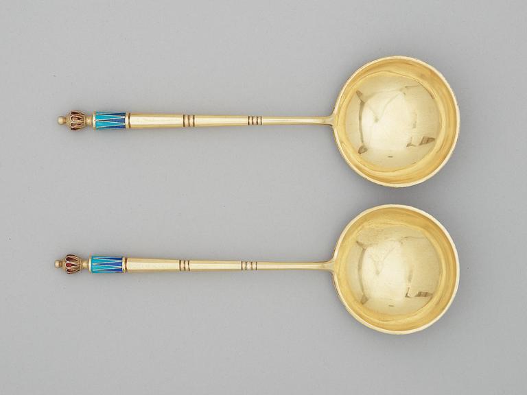 A pair of Russian 20th century silver-gilt and enamel kaviar spoons, makers mark of A. Lubavin, St. Petersburg 1908-17.