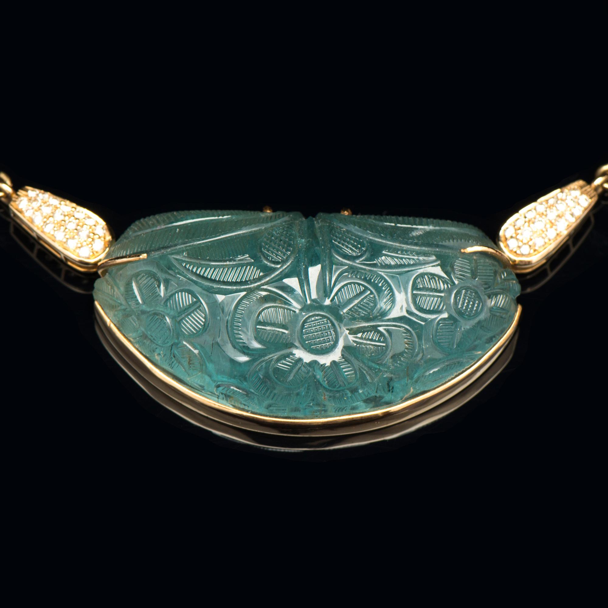 COLLIER, graverad akvamarin, briljantslipade diamanter, 18K guld.