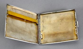 CIGARETTETUI och CIGARETTTÄNDARE, silver, 1900-talets första hälft.