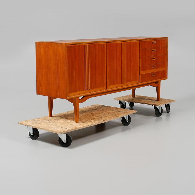 SIDEBOARD, AB Möbelfabriken Örnen, Rydaholm. 1960-tal.