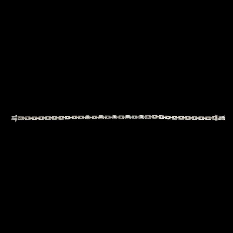 ARMBAND, 18k vitguld med 5 briljantslipade diamanter, tot ca 0,15 ct. Vikt ca 11,8 gram.