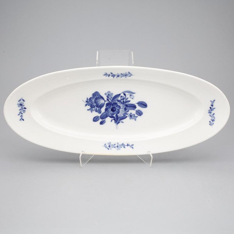 SERVISDELAR, ca160+8 delar, porslin, "Blå blomst", Royal Copenhagen, 1900-tal.
