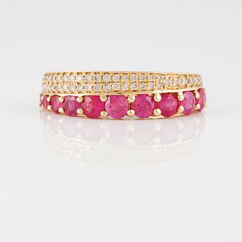 RING, 18K guld med briljantslipade diamanter ca 0.20 ct samt fasettslipade rubiner ca 1.25 ct. Vikt 4,0 gram.