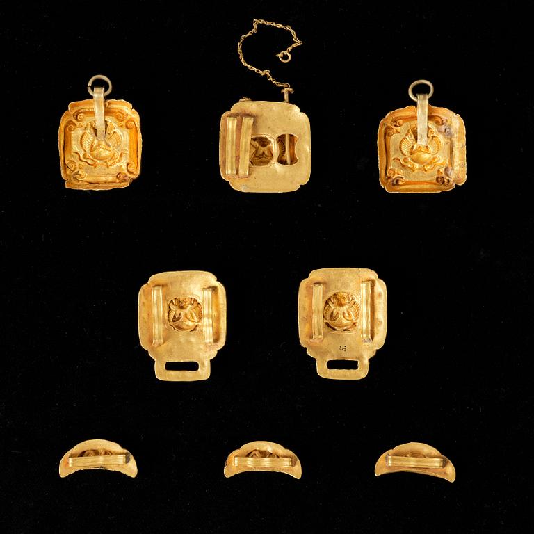 Bältespännen, åtta delar, guld. Yuan/tidig Mingdynasti.