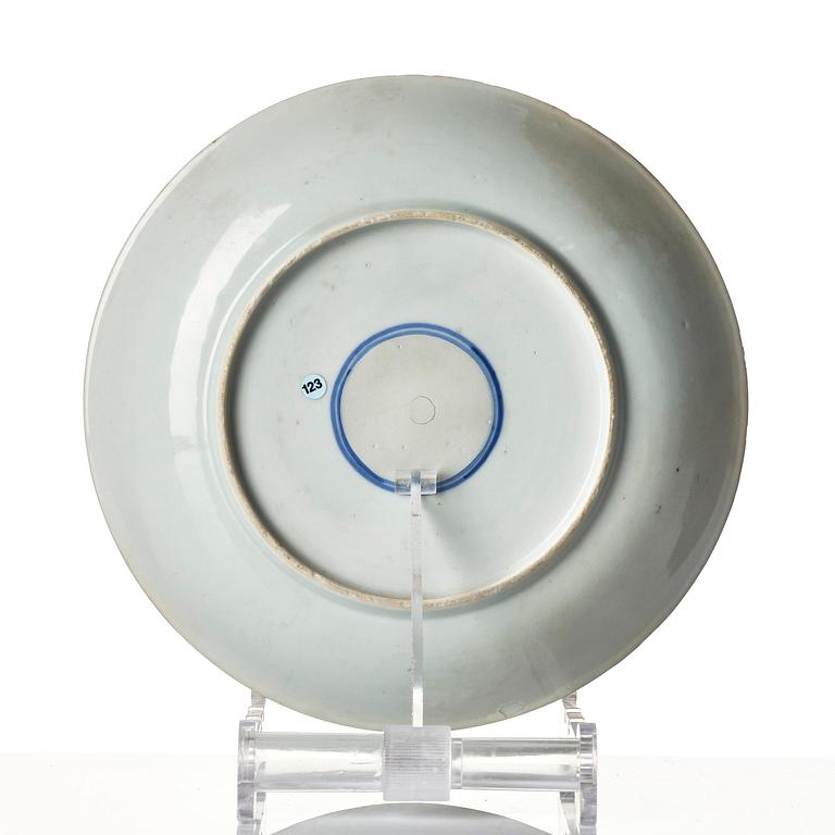 A set of two famille verte bowls and a dish, Qing dynasty, early Kangxi (1662-1722).