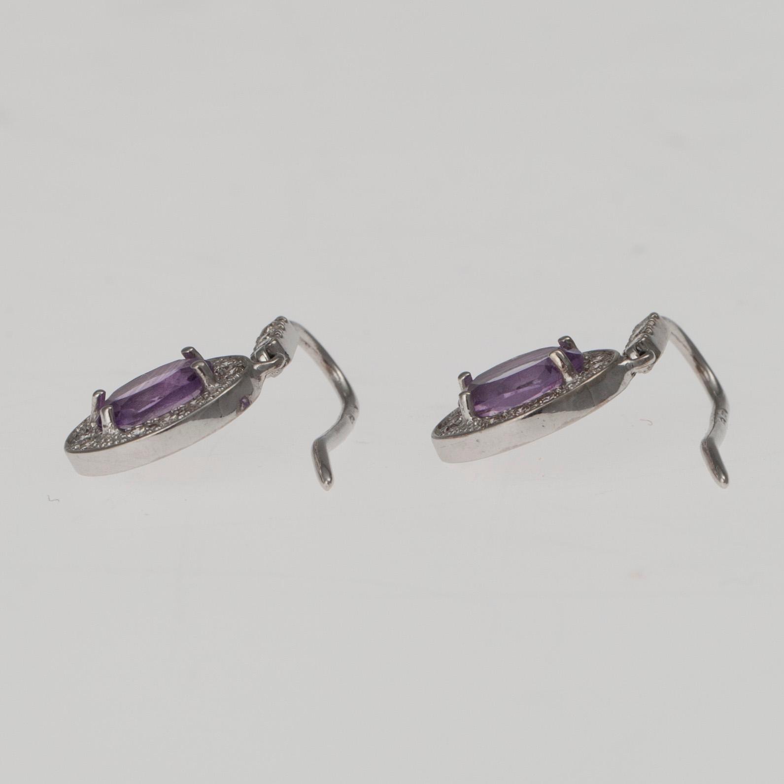 ÖRHÄNGEN, vitguld 14K, 24 st diamanter, totalt 0,40 ct, samt 2 ametister, total vikt 4,7 g.