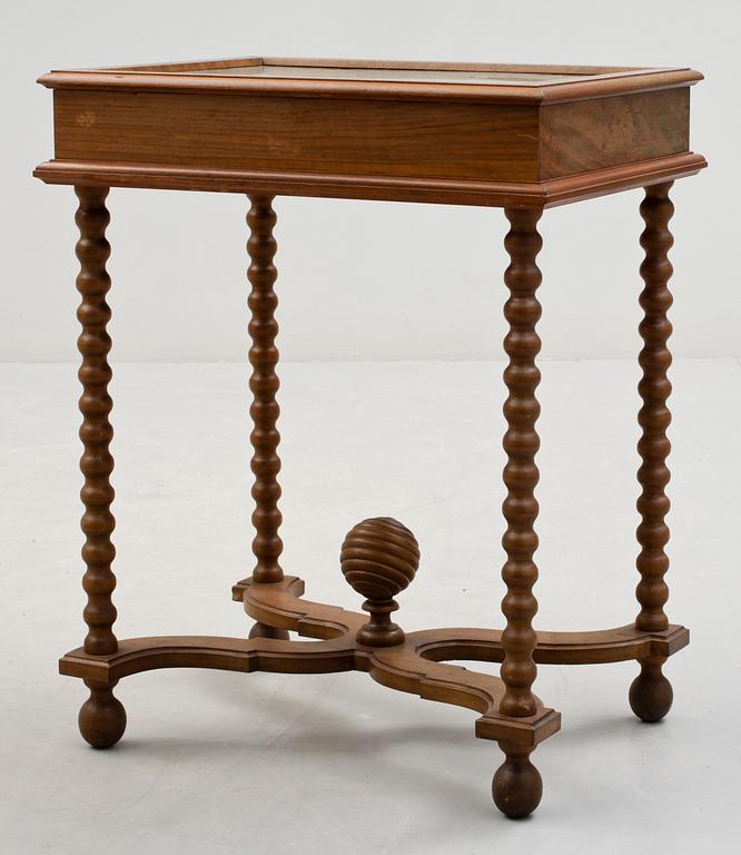 MONTERBORD, nygotik, sent 1800-tal.