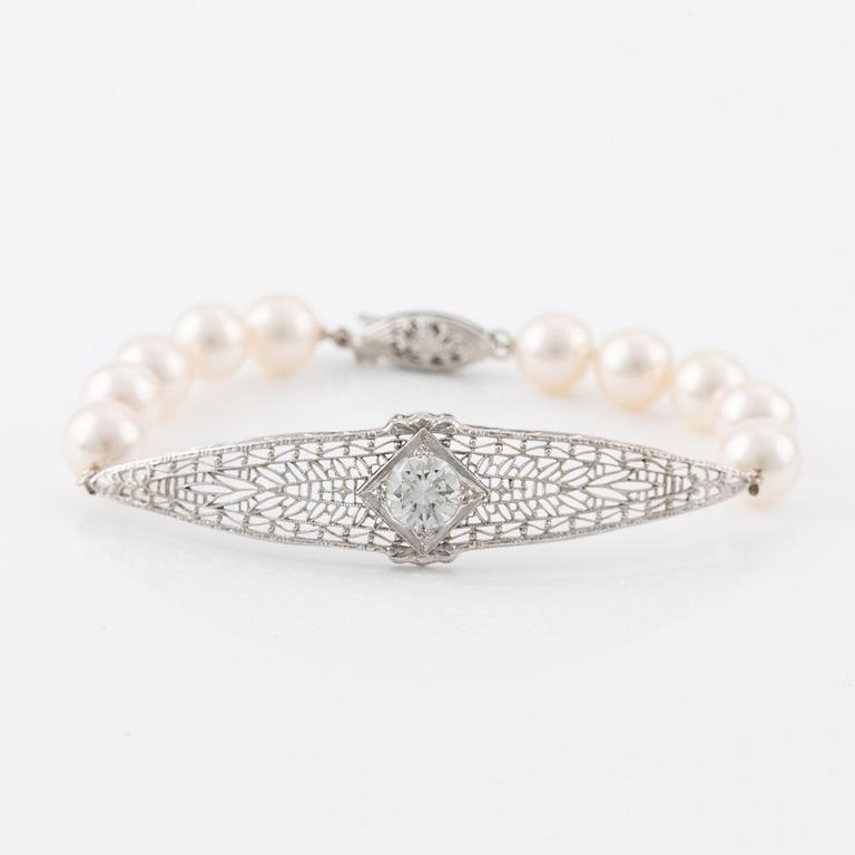Armband, 14K vitguld, med odlade pärlor med mittstycke med briljantslipad diamant ca 1 ct.