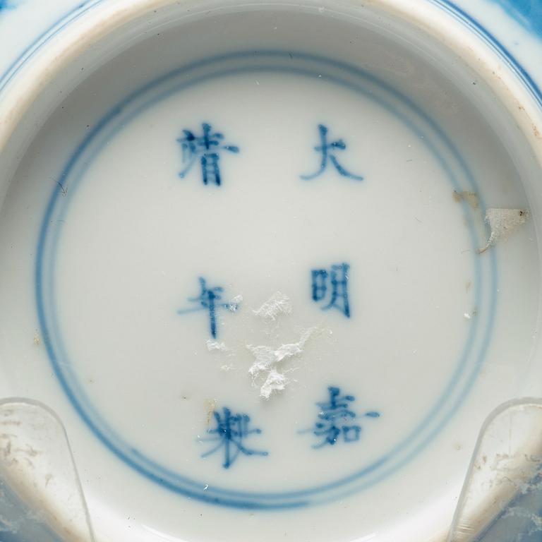 A pair of blue and white bowls, Qing dynasty, Kangxi (1662-1722).