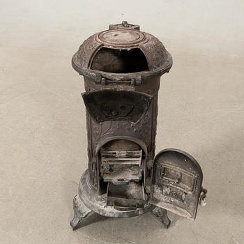 Kamin No 79 "Mikado" of cast iron, Husqvarna early 20th century.