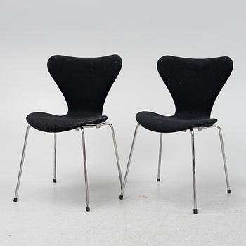 Arne Jacobsen, a set of six 'Series 7' chairs from Fritz Hansen, 21st Century.