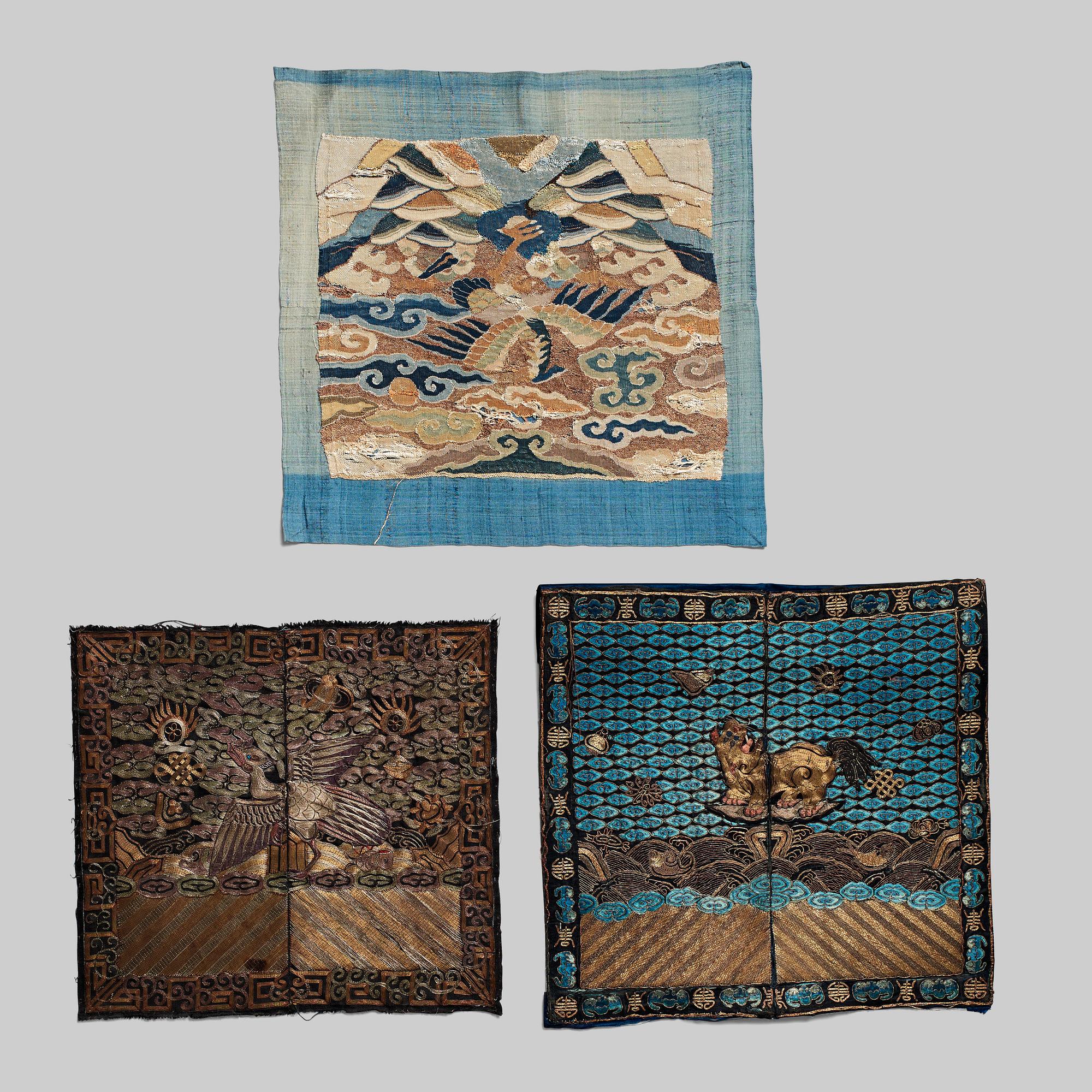 ÄMBETSMANNA INSIGNIA (BUZI), tre stycken, kesi och broderat siden. Qingdynastin, omkring 1900.