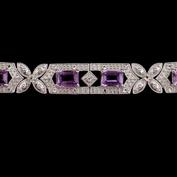 ARMBAND, sterlingsilver, ametister tot ca 11.00 ct, vita topaser tot ca 1.50 ct.