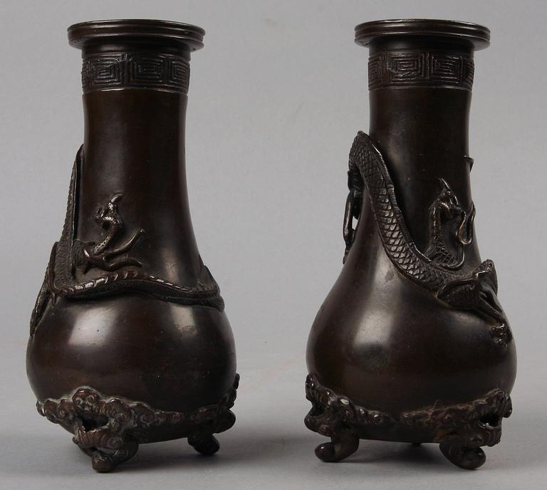 VASER, ett par, brons. Kina, 1900-talets första hälft.