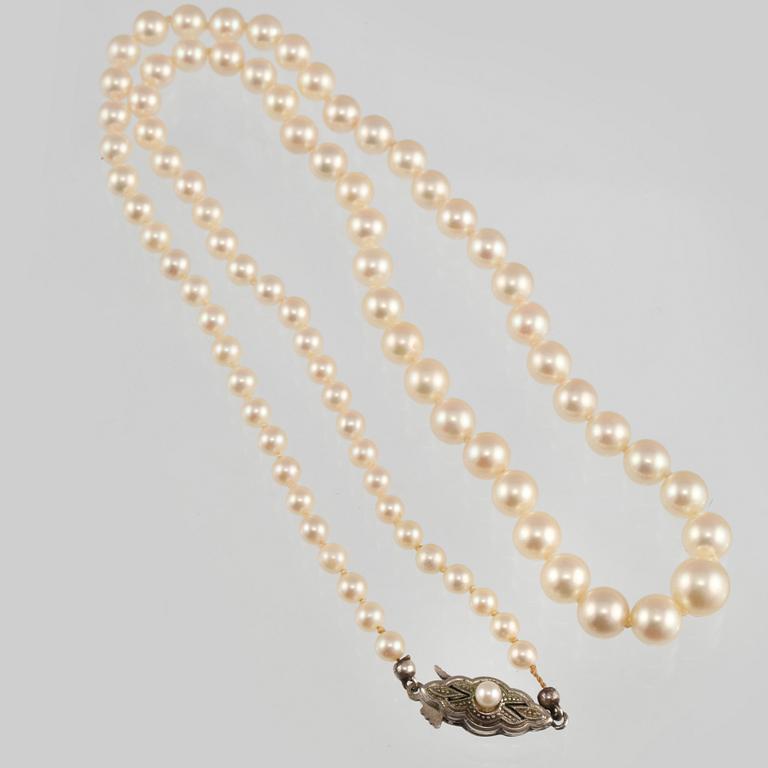 COLLIER, odlade pärlor med lås i silver.