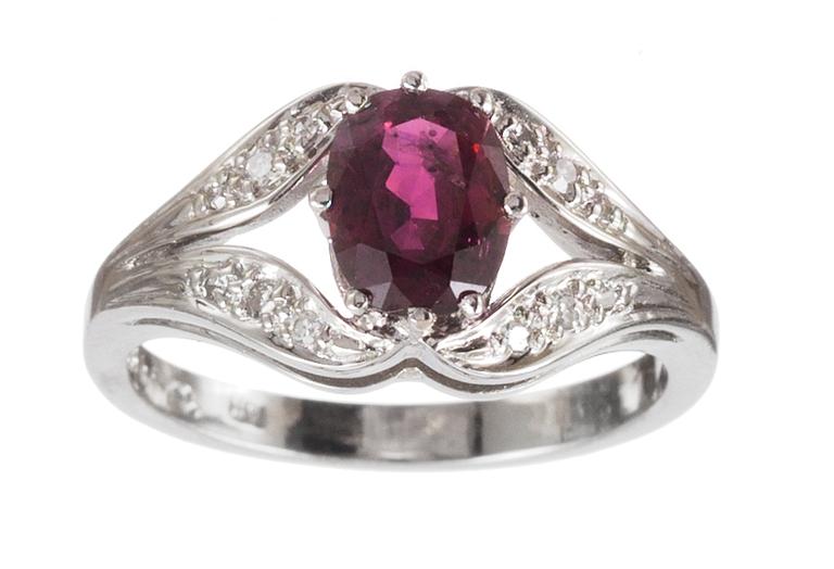 RING, set with ruby and small diamonds.