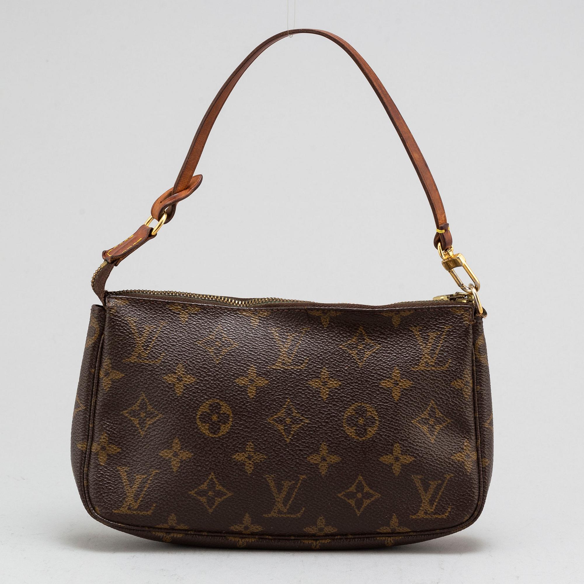 LOUIS VUITTON a monogram Pochette handbag. Bukowskis