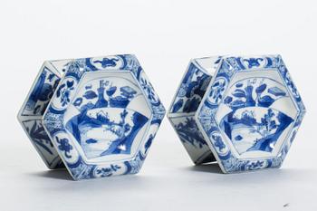 SALTKAR, ett par, porslin, Kina, Kangxi (1662-1722).