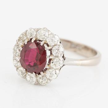 Ring, carved, 18K white gold with a ruby and old-cut diamonds.