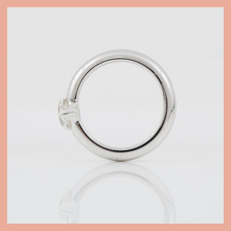 RING med hjärtslipad diamant 0.85 ct. Kvalitet ca F/VS2 enligt certifikat från DPL.