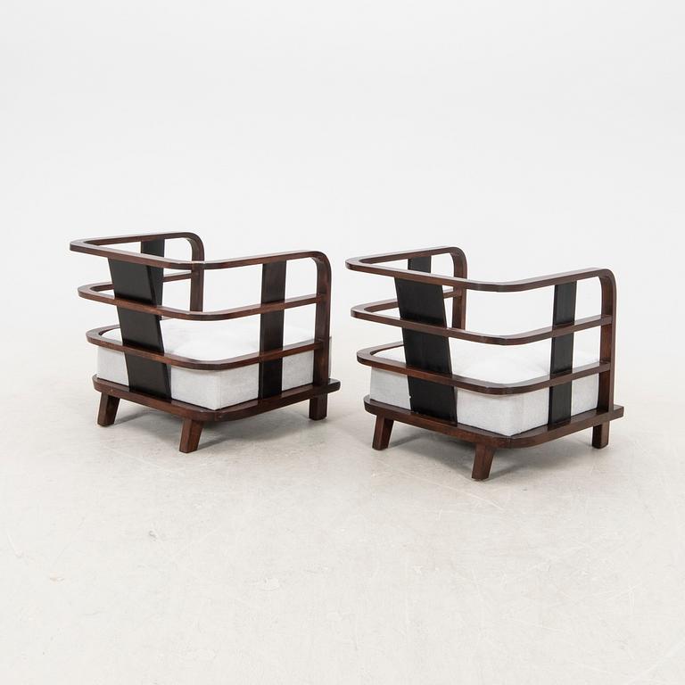 A pair of stained wood art déco armchairs from the first half of the 20th century.