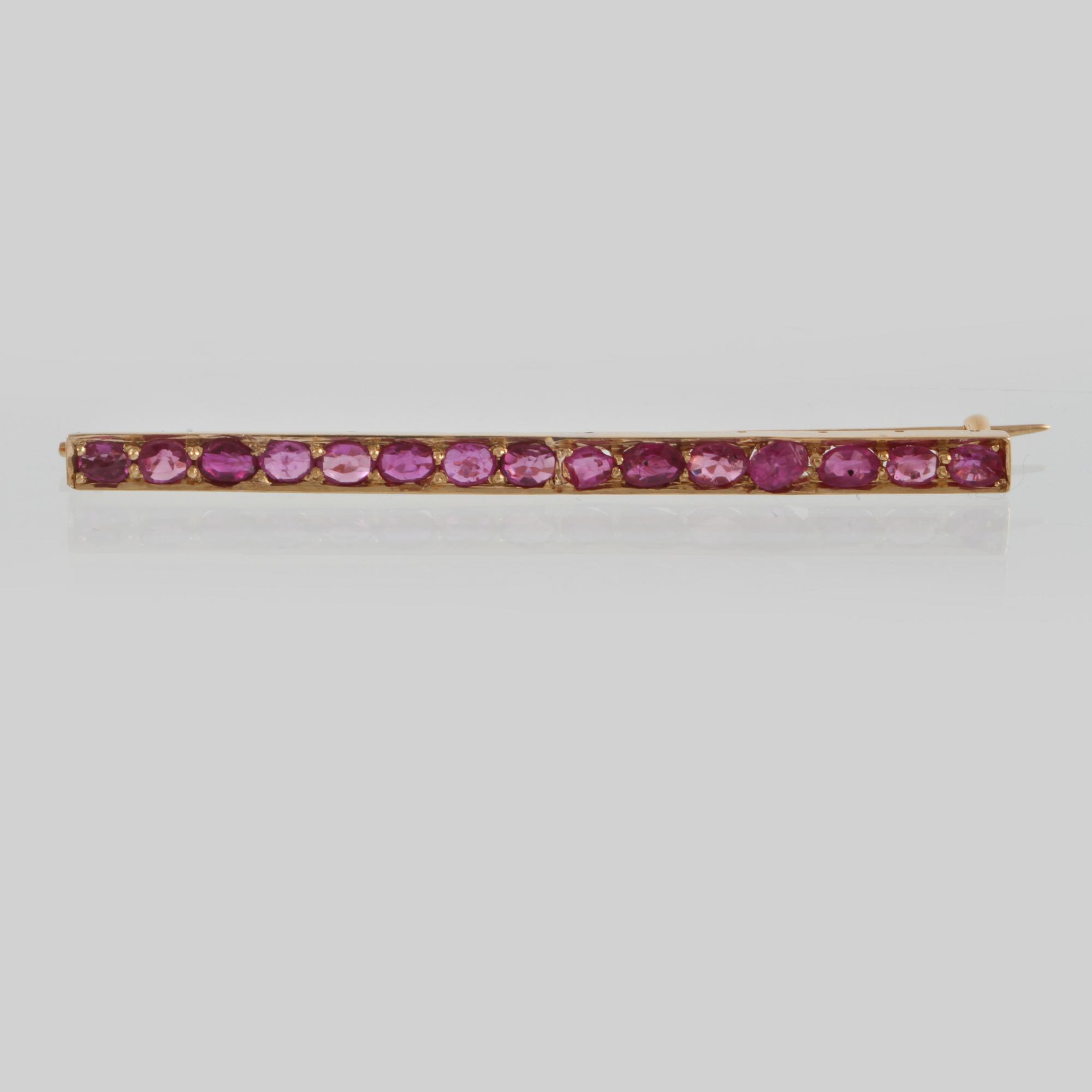 BROSCH, 18K guld med 15 fasettslipade rubiner. Vikt 4,8 gram.
