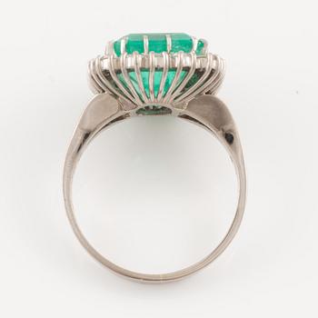 Ring, cocktailring, 18K vitguld med smaragdslipad smaragd och briljantslipade diamanter.