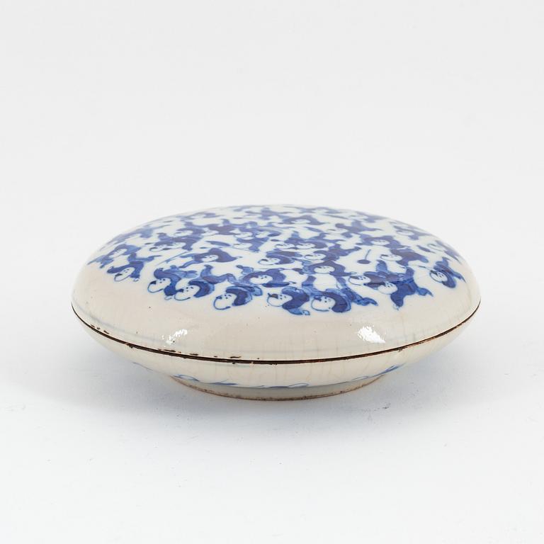 A Chinese blue and white box with cover, 20th century.