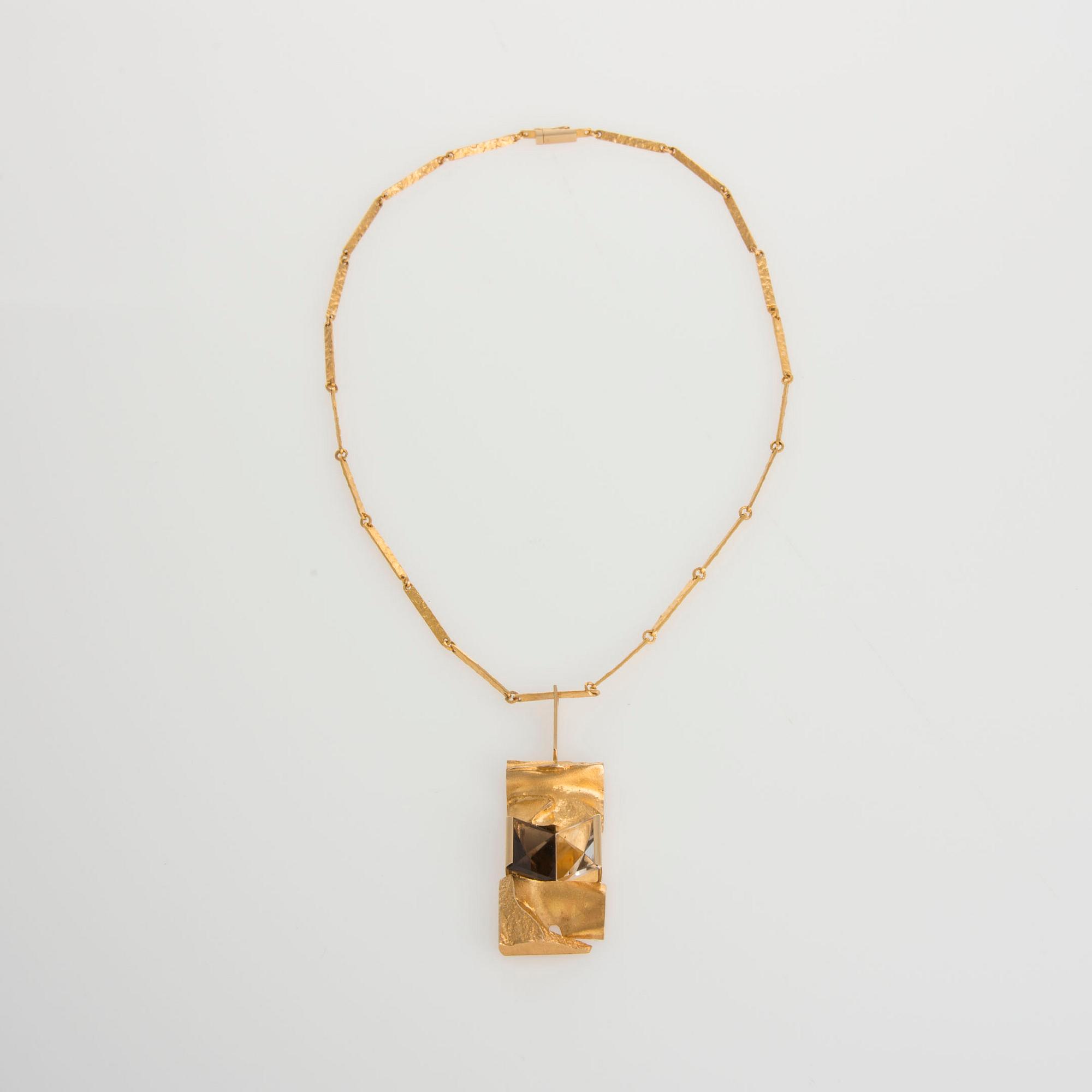 HALSSMYCKE, "Janus", 18K guld, bergskristall och rökkvarts. Björn Weckström Lapponia 32,0 g. Suunniteltu 1965.
