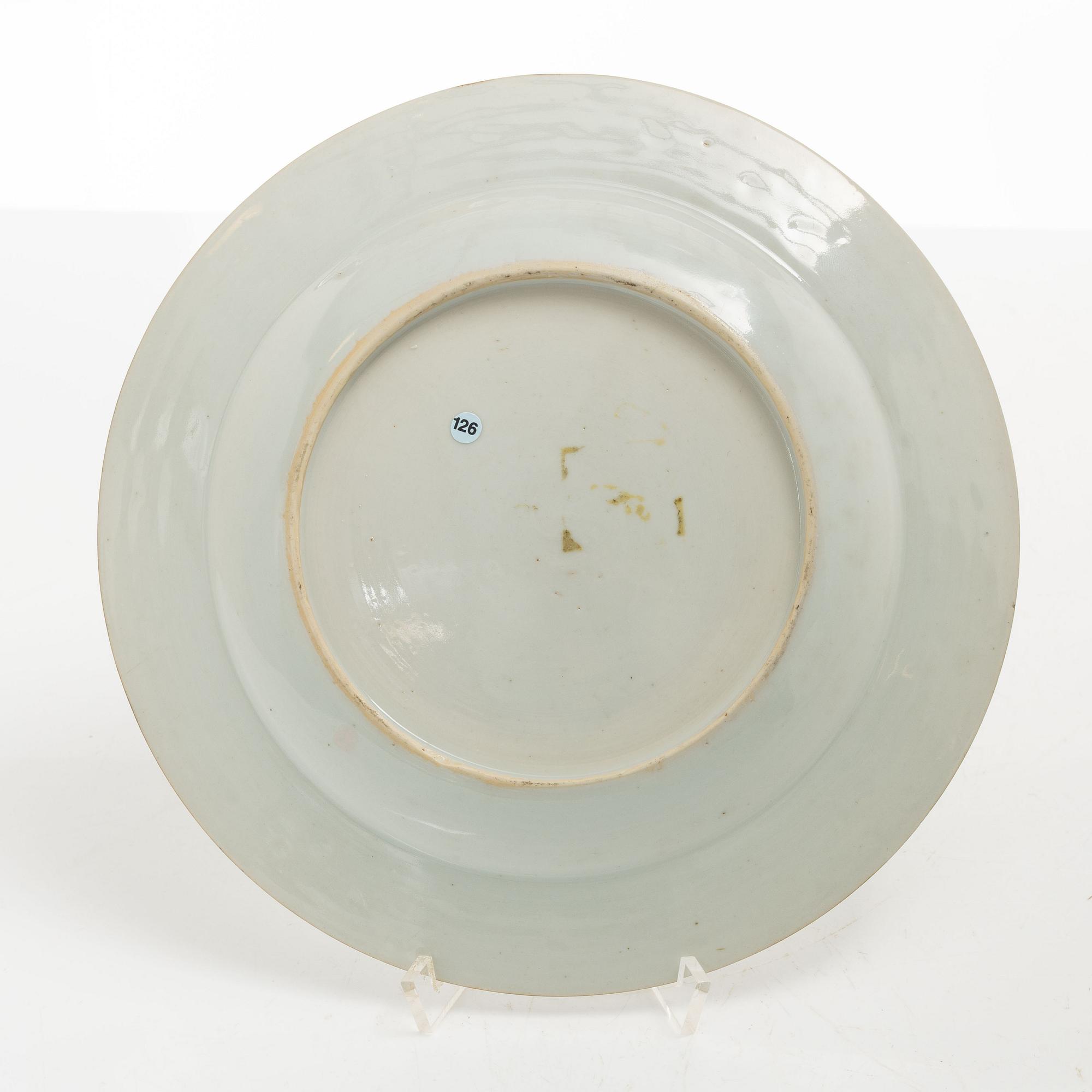 Tallrik och två koppar, porslin, Kina, Qingdynastin, Qianlong (1736-95).