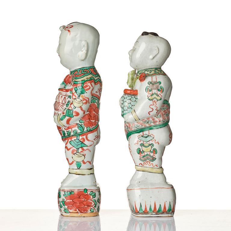 Figuriner, två stycken, porslin. Qingdynastin, Kangxi (1662-1722).