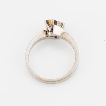 Ring, 18K vitguld med två briljantslipade diamanter.