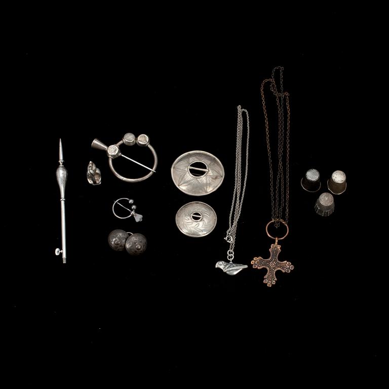 ETT PARTI 12 st. silverföremål, bl.a. SMYCKEN, FINGERBORGAR, silver, en av brons. Olika stämplar, 1900-tal.