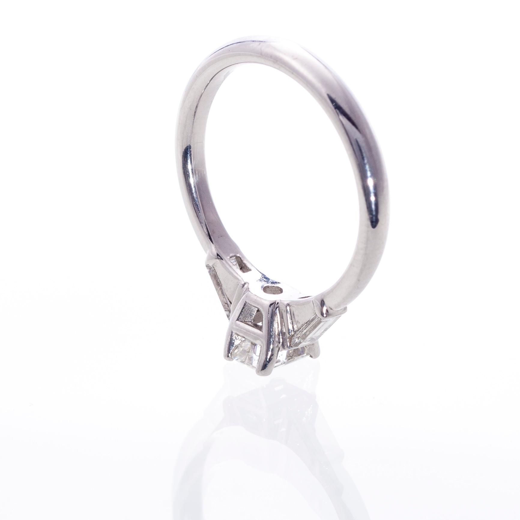 RING, 18K vitguld, smaragd- och baguetteslipade diamanter. Vikt ca 4,2 g.