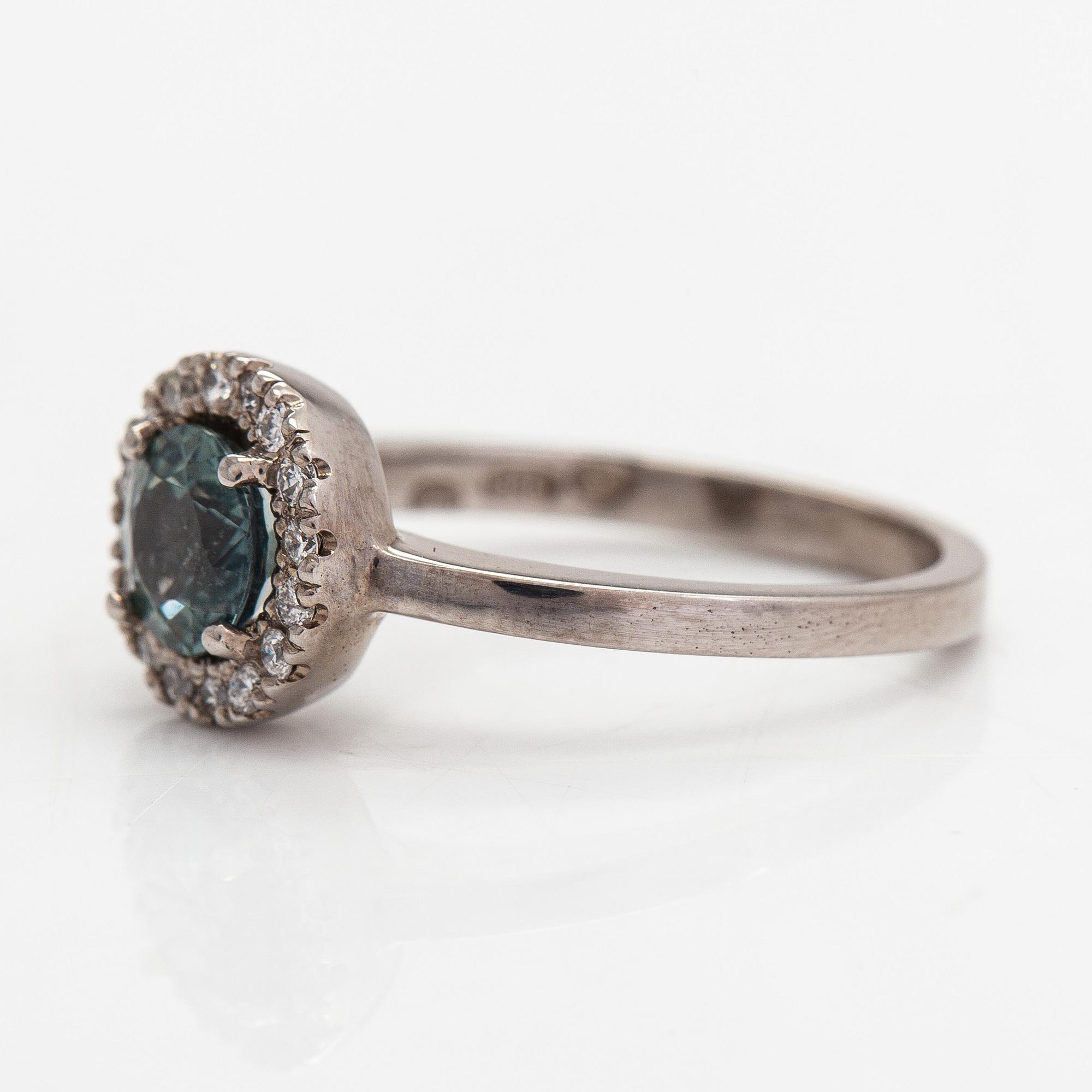 Ring, 14K vitguld med  grön safir och briljantslipade diamanter ca 0.20 ct. totalt, 2009.