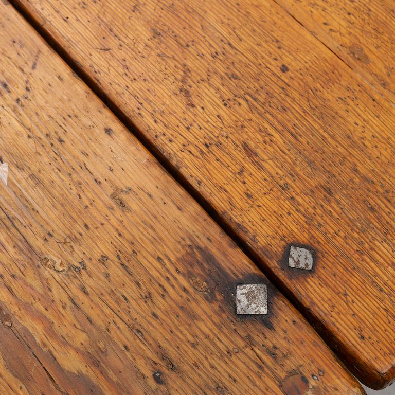 A gate leg table, 19th century.