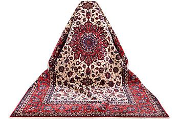 An Esfahan carpet, c. 320 x 208 cm.