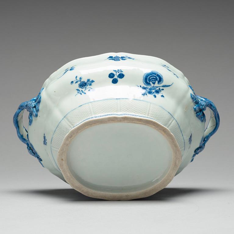 A blue and white tureen with cover, Qing dynasty, Qianlong (1736-95).