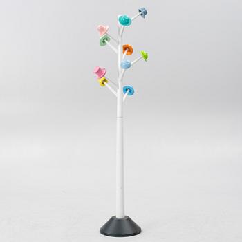 Ugo Nespolo, tamburmajor, "L'albero dei cappelli", Origlia Pragma, Italien.