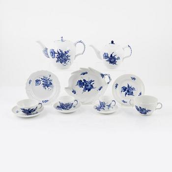 Royal Copenhagen, kaffe- och teservis, "Blå blomster", 43 delar, 1950-tal.