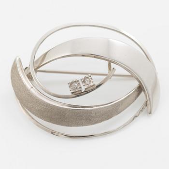 Brooch 18K white gold with two octagon-cut diamonds.
